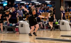 Team X-Caliburs Victoria Johansson på väg mot ännu en SM-final i bowlingens 8-mannaspel mot rivalerna Spader Dam från Helsingborg.