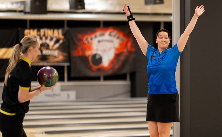 Spader Dams Amanda Gadd jublar efter att Helsingborgslaget tagit sig till ännu en SM-final mot rivalen Team X-Calibur.