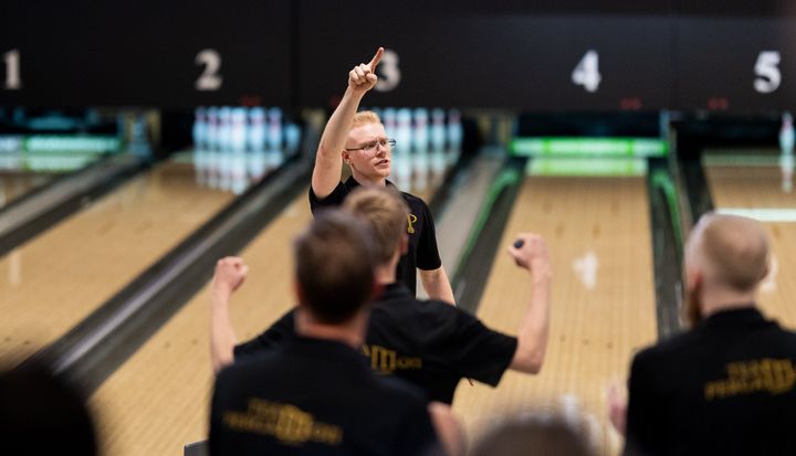Team Pergamons Robin Noberg signalerar för ännu en strajk. Robin blev matchbäst individuellt i det tredje och avgörade semifinalmötet med 943 poäng på de fyra serierna.