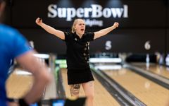 Team X-Caliburs Ottilia Gunnarsson jublar efter ännu en strajk i SM-finalen mot Spader Dam.
