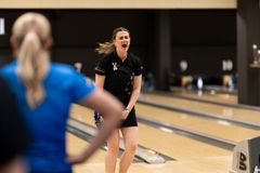 Hanna Engberg i Team X-Calibur jublar under SM-finalen mot de regerande mästarna Spader Dam som fick nöja sig med silver.