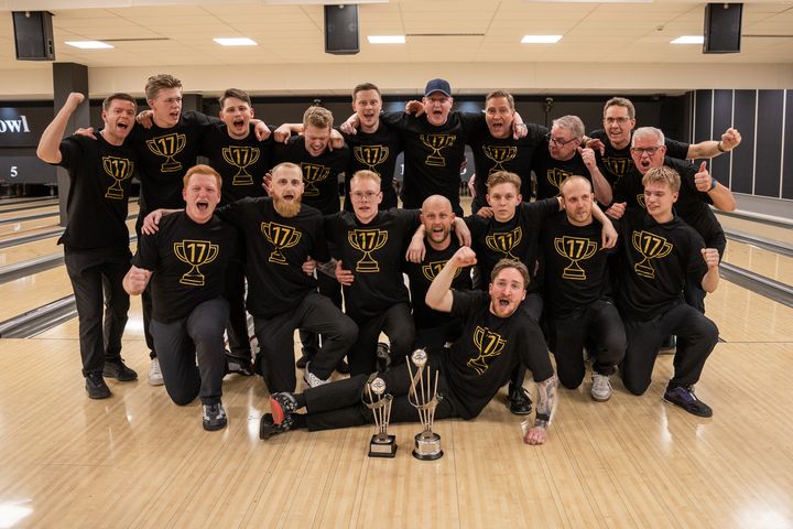 Team Pergamons guldtrupp som tog föreningens 17:e SM-guld efter finalvinst över Team Alingsås BC.