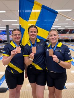 Anna Andersson, Hanna Engberg och Nora Johansson med bronsmedaljerna i 3-manna.