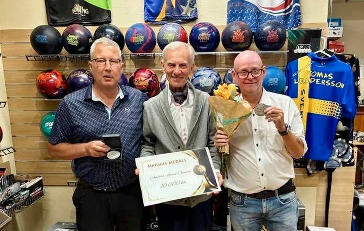 De tidigare landslagsprofilerna Raymond Jansson och Anders "Linus" Öhman fick ta emot Magnus Johnsons medalj under onsdagskvällen.