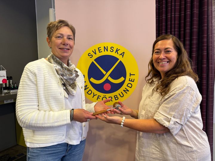Gisela Stockhaus, t.h, överlämnar ordförandeklubban till Ingrid Hedin-Amrén.