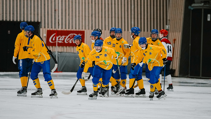 Herrlandslaget möter Norge i en träningslandskamp i Gubbängens skridsko- och bandyhall