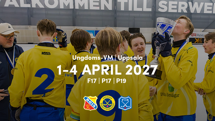 En grupp svenska P17-spelare i gula tröjor firar efter en VM-finalmatch. En spelare håller en pokal.