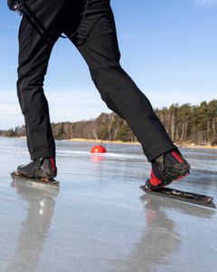 Torne Skate för avancerade åkare på släta isar.