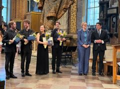 Sex personer står tillsammans vid utdelning av musikstipendium, inklusive musiker, landshövding och representant från Gålöstiftelsen.