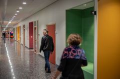 Bild på rundvandring i nya Brantingsskolans färgglada lokaler.