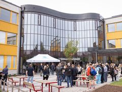 Bild på besökare vid invigning av nya Brantingsskolan
