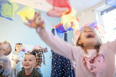 Glada förskolebarn leker på nya Österledens förskola