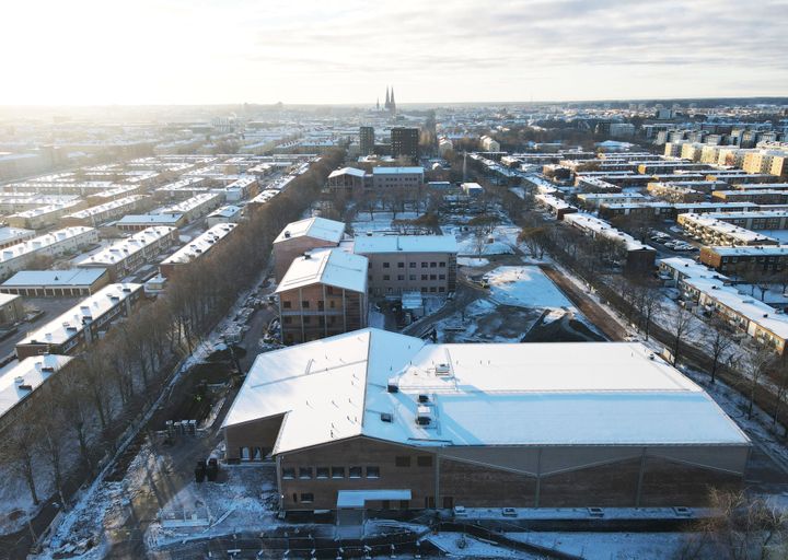 Flygfoto över snötäckt byggplats i Uppsala där en skola byggs