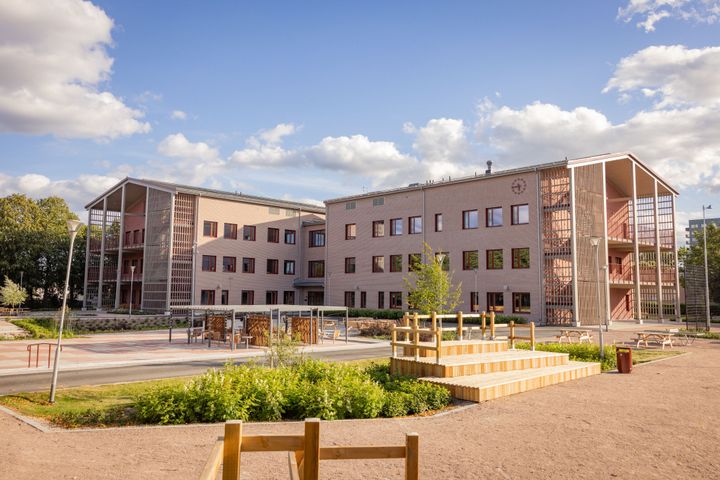 Nya Kvarngärdesskolans moderna och miljövänliga byggnader och utemiljö.