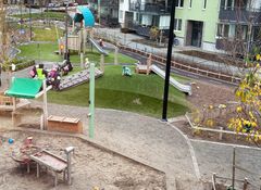 Förskolegård med rutschkana och klätterställningar.