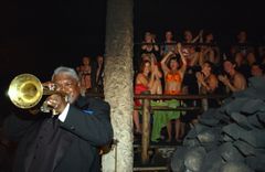 Här uppträder jazzlegenden Ted Curson för 124 personer i världens största underjordiska bastu på fiskartorpet Herrankukkaro i Nådendal. Foto: Herrankukkaro