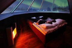 Boka en natt i glasigloon och betrakta norrskenet direkt från sängen. Foto: Apukka Resort