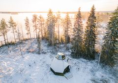 På Apukka Resort hittar du charmiga stugor som ser ut att vara tagna direkt ur en julsaga. Foto: Visit Rovaniemi