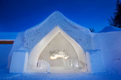 Bo i specialdesignade rum som tagna direkt ur Frost på Arctic SnowHotel. Foto: Arctic SnowHotel.