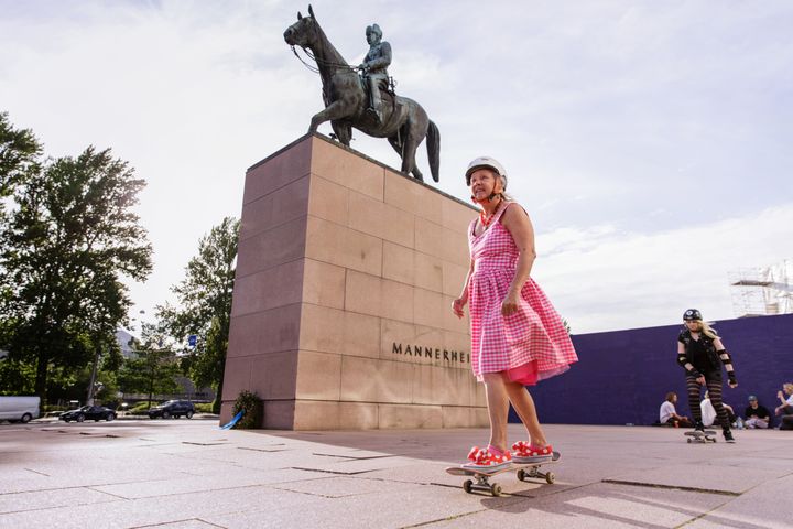 70-åriga skateboardåkaren Lena Salmi är en “Helsinki Happiness Hacker” som delar med sig av det finska receptet på lycka.