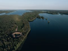 Det halvhemliga Kotona Manor bjuder på nordisk avskalad design mitt bland skogar och sjöar under parollen “Lakeland Luxury”.