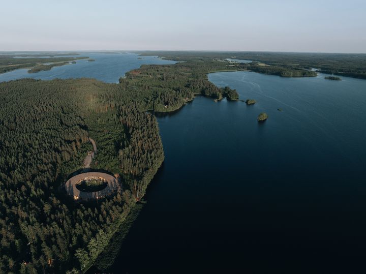 Det halvhemliga Kotona Manor bjuder på nordisk avskalad design mitt bland skogar och sjöar under parollen “Lakeland Luxury”.