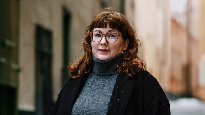 Hanna Lidén, generalsekreterare på Hjärnfonden, ståendes i en gränd