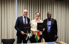 Energimyndighetens generaldirektör Robert Andrén tillsammans med Stella Futuras VD i Sverige, Ulrika Tornerefelt och Stella Futuras VD i Ghana, Francis Asente.