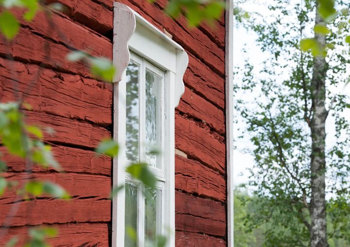 Bild på rött hus med vita knutar. Ej för redaktionell användning.