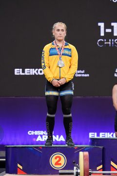 Freya Koskela på prispallen efter tre silver på ungdoms-EM i Moldavien den 4 juli 2023.
