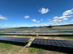 Sveriges största agrivoltaiska solpark, den kombinerar jordbruk med solenergiproduktion för inomhusodling.
