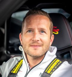 – Porsche Center Nacka är en del av vår långsiktiga strategi att stärka varumärkets närvaro i Stockholm. Genom att etablera oss i Nacka möter vi den växande efterfrågan på kvalitativ service och skapar förutsättningar att växa tillsammans med våra kunder och med Porsche som varumärke, säger Victor Dahl, Märkeschef Porsche, Din Bil.