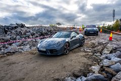 Två ikoniska modeller – Porsche 911 och helt elektriska Porsche Macan – markerar starten på något stort. Här, på platsen där Porsche Center Nacka kommer att byggas.