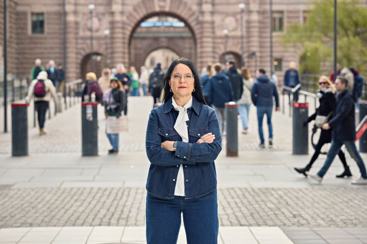 Therese Svanström, ordförande för TCO utanför Sveriges riksdag.