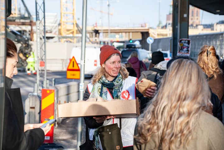 Anna Sehlin (V) delade ut frukost till förare och resenärer vid Slussen för att uppmärksamma bussförarens dag den 18 mars.