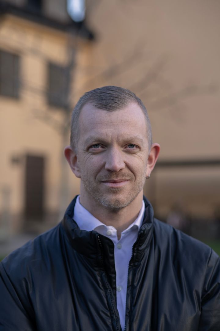 Jonas Lindberg tittar in i kameran