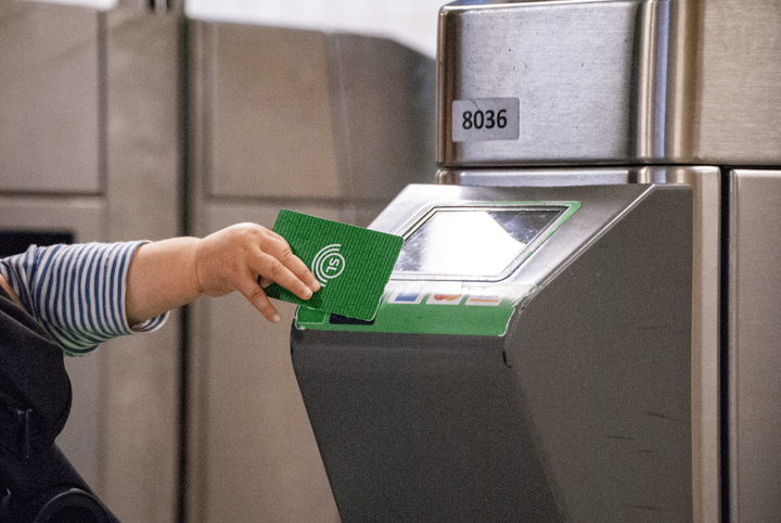 Vänsterpartiet i Region Stockholm går till val på att införa ett spädbarnskort i SL-trafiken för nyblivna föräldrar.