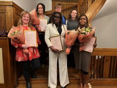 Vinnare av stockholms stads förskolestipendie: Karin Chavez, Åsa Nilsson Söderström (L), vice ordförande i förskolenämnden, Alexandra Mattsson (V), förskoleborgarråd, Eleni Kingsley, Irene Kimathi och Ernestine Kodia