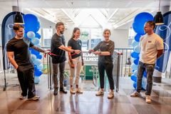 Från vänster: Per Kasperi (massor och PT), Fredrik Karlsson (VD/grundare av Twitch Health), Sofie Tännström Järdler (hälsocoach och PT), Pia Ljungqvist (Kund- och fastighetschef på Alecta Fastigheter), John Letzén (Teknisk fastighetsutvecklare på Alecta Fastigheter.)