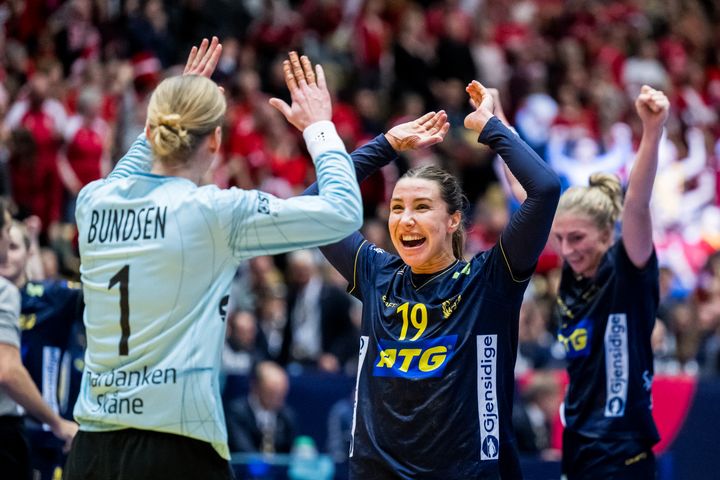 Johanna Bundsen, Anna Lagerquist och Linn Blohm är tre av de svenska spelarna som ställs mot Ungern om drygt tre veckor. Foto: Petter Arvidson/Bildbyrån