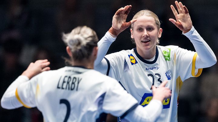 Clara Lerby och Emma Lindqvist. Foto: Emma Wallskog/Bildbyrån