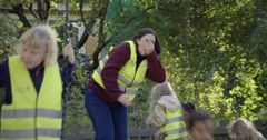 En förskolepedagog håller handen över munnen efter att ha blivit träffad av en gunga i ansiktet.