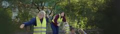 En förskolepedagog håller handen över munnen efter att ha blivit träffad av en gunga i ansiktet.