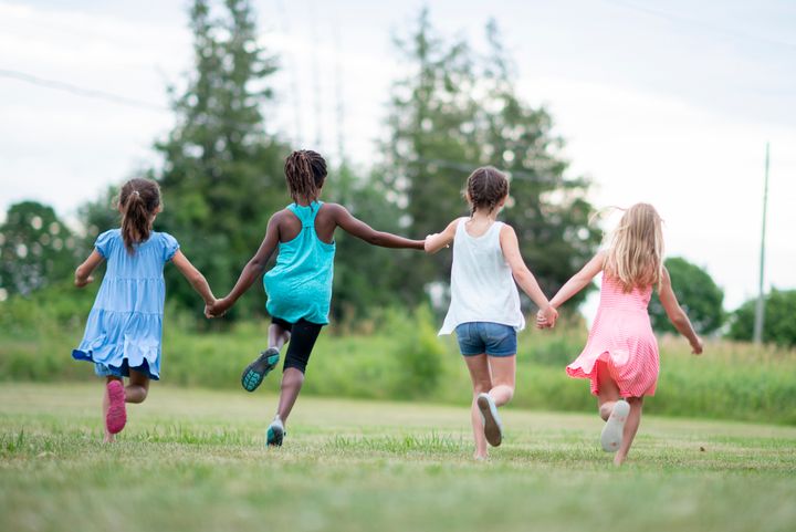 Barn kan omfattas av flera försäkringar på sommarlovet men kontrollera vad försäkringen täcker.