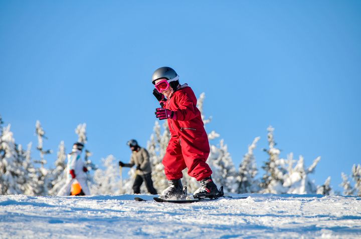 Ett barn som åker skidor i fjällen