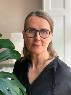 Helena Öberg tilldelas Natur & Kulturs litterära arbetsstipendium på 100 000 kronor. Foto Eva Strindlund