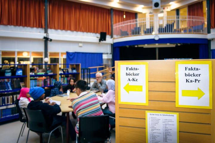 Författaren Bengt-Erik Engholm besöker Enbacksskolan i Tensta.