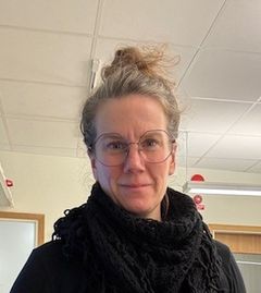 Linda Einevall (på bilden), Östervångsskolan i Lund, Sofie Svernhagen, Birgittaskolan Örebro samt Ann-Charlotte Granlund, Manillaskolan, Stockholm, som alla tre är knutna till Specialpedagogiska skolmyndigheten, tilldelas Natur & Kulturs resestipendium för lärare. De åker tillsammans för att delta i en internationell kongress för dövundervisning i Rom, Italien. De vill få ny kunskap, knyta värdefulla kontakter och få inspiration för att förbättra undervisningen i den tvåspråkiga teckenspråkiga specialskolan för elever som är döva eller har hörselnedsättning.