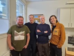 David Fahlesson, Ulf Nyman, Nils Boman och Andreas Berggren, lärare på Anderstorpsgymnasiet i Skellefteå, tilldelas Natur & Kulturs resestipendium för lärare. De reser till en av Europas största kongresser som rör den gröna omställningens potential och utmaningar. De vill få kunskap kring hur lärare i högre grad kan vara en del av den gröna omställningen. Frågan är högst aktuell i Skellefteå där flera storskaliga projekt inom gruv- och energibranschen äger rum. Kongressen hålls i London, Storbritannien.