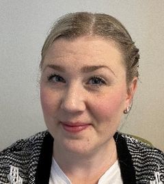 Sofie Svernhagen (på bilden), Birgittaskolan Örebro, Linda Einevall, Östervångsskolan i Lund, samt Ann-Charlotte Granlund, Manillaskolan, Stockholm, som alla tre är knutna till Specialpedagogiska skolmyndigheten, tilldelas Natur & Kulturs resestipendium för lärare. De åker tillsammans för att delta i en internationell kongress för dövundervisning i Rom, Italien. De vill få ny kunskap, knyta värdefulla kontakter och få inspiration för att förbättra undervisningen i den tvåspråkiga teckenspråkiga specialskolan för elever som är döva eller har hörselnedsättning.